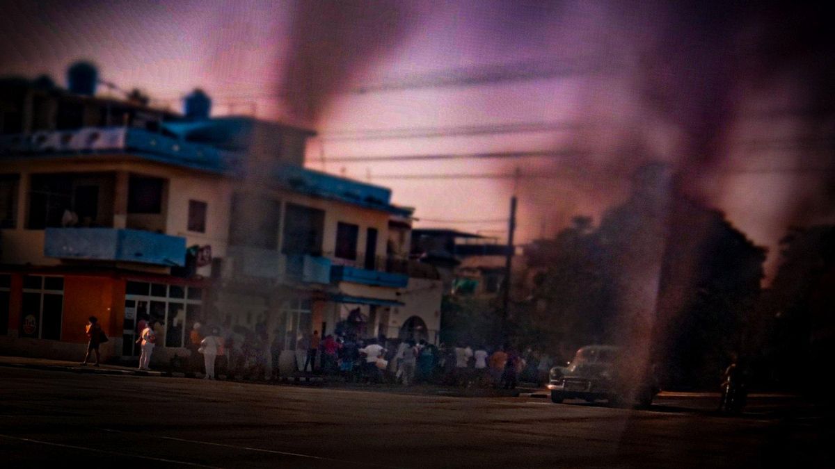 Ciudadanos cubanos hacen cola para poder conseguir alimentos en La Habana / Lucía Mora Ciudadanos cubanos hacen cola para poder conseguir alimentos en La Habana / Lucía Mora