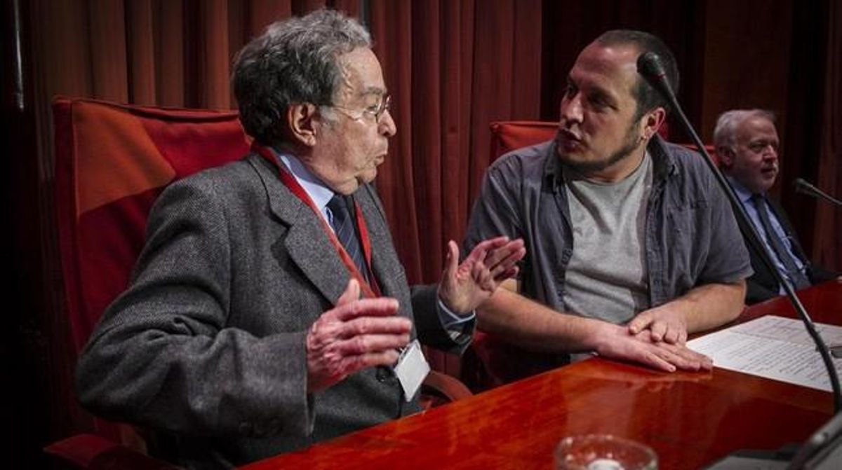 Francesc Cabana, cuñado de Jordi Pujol, conversa con el presidente de la comisión de investigación, David Fernàndez, este lunes en el Parlament. Francesc Cabana, cuñado de Jordi Pujol, conversa con el presidente de la comisión de investigación, David Fernàndez, este lunes en el Parlament.