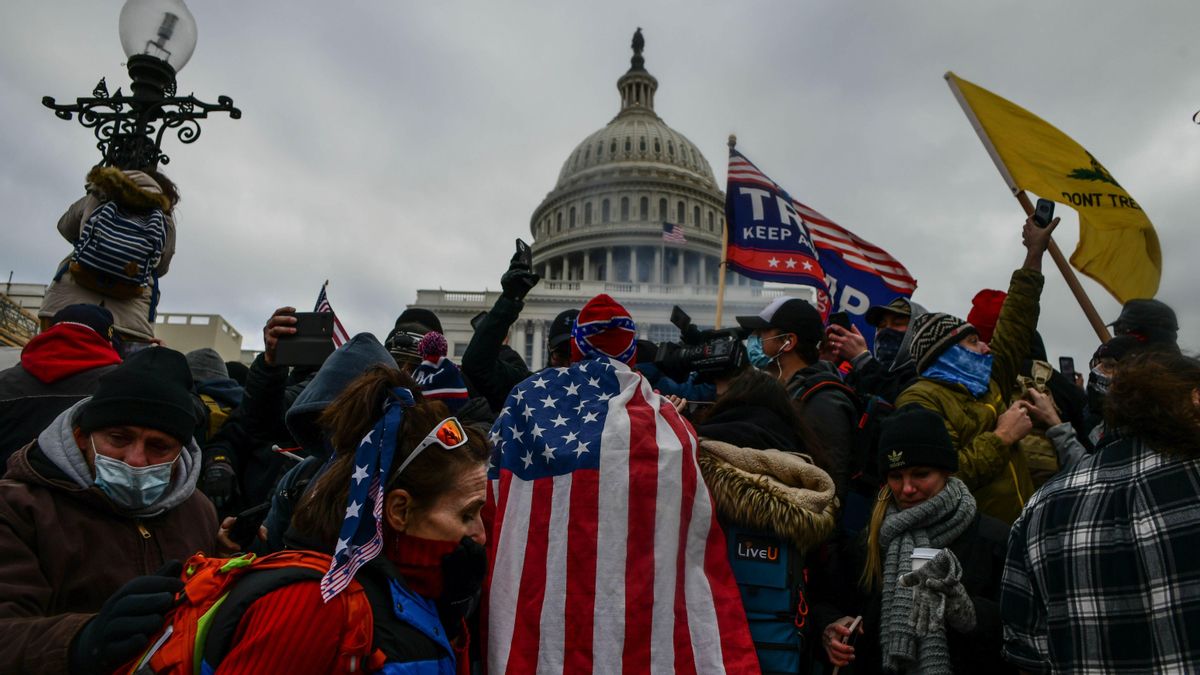 Seguidores de Donald Trump durante el asalto al Capitolio el 6 de enero del año pasado. Seguidores de Donald Trump durante el asalto al Capitolio el 6 de enero del año pasado.