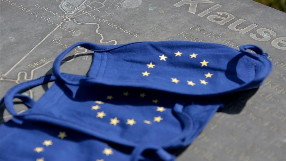 Mascarillas con la bandera de la UE. Mascarillas con la bandera de la UE.