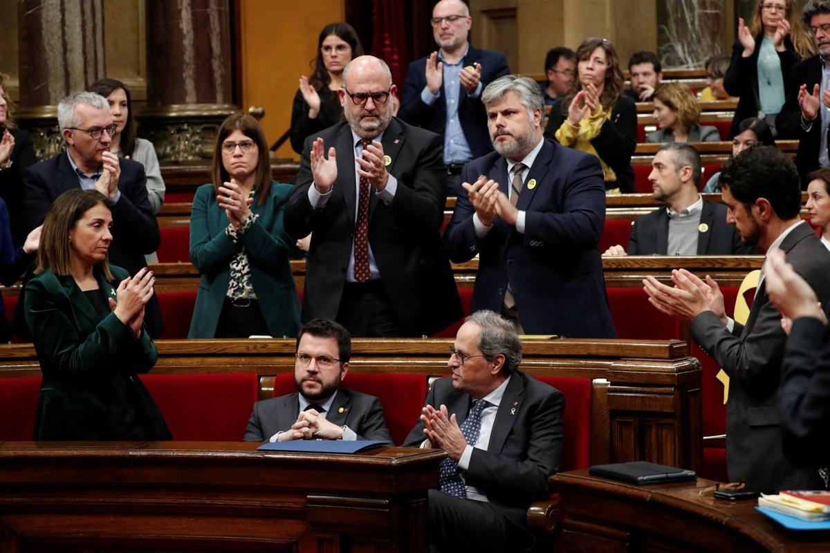  Los diputados de JxCat  se levantan y aplauden a Torra mientras Pere Aragonès permanece a su lado sin aplaudir