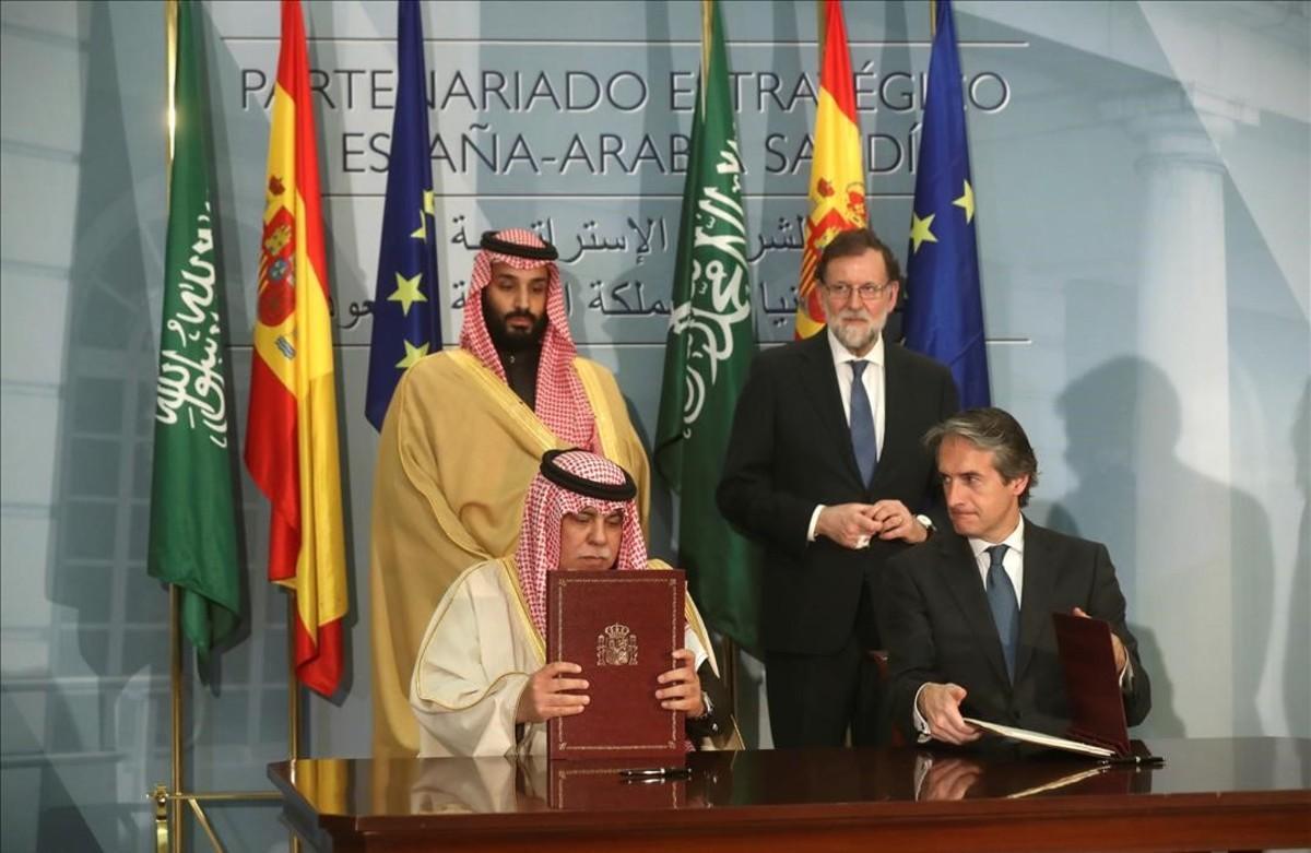 El expresidente del Gobierno, Mariano Rajoy,  y el exministro de Fomento, con el principe heredero de Arabia Saudi, en La Moncloa en abril del 2008.