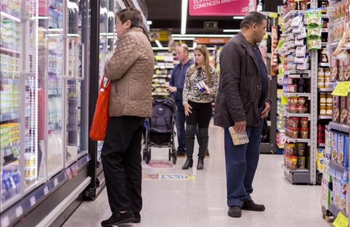 Personas comprando en un supermercado en Barcelona.