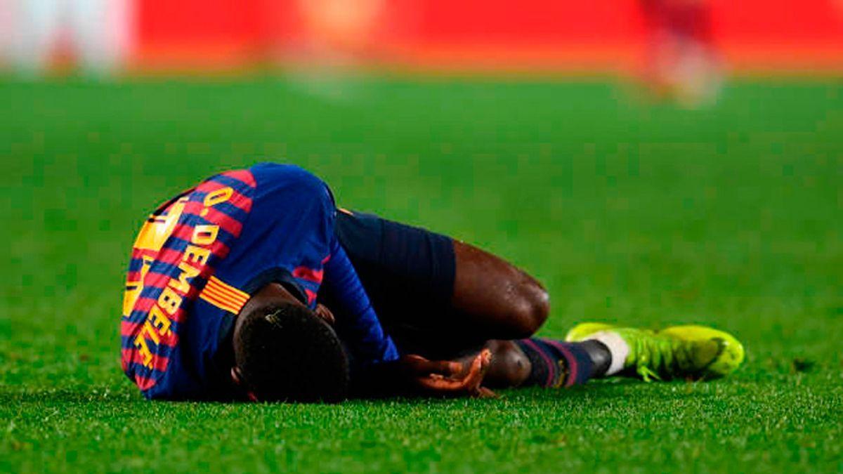 Dembélé, dolido en el suelo, tras un golpe recibido en un partido.