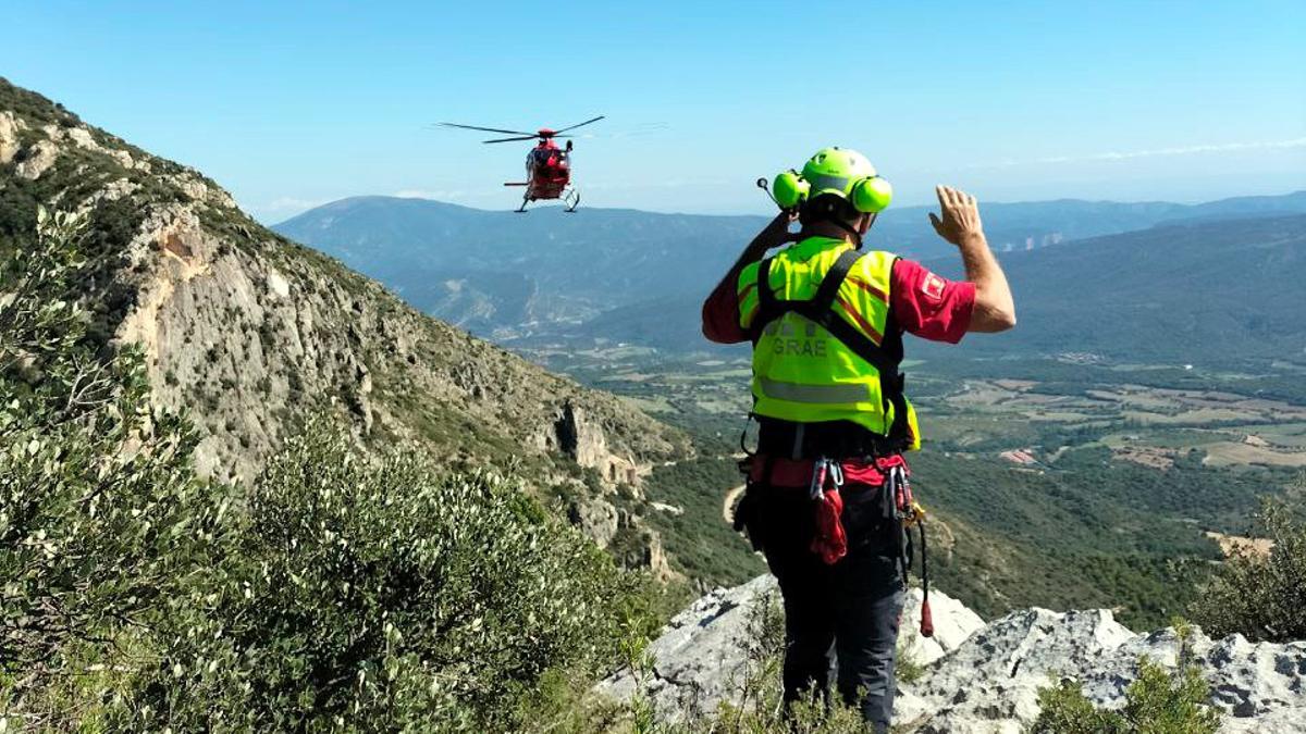 Operativo de rescate tras el accidente en parapente en Àger, en Lleida.