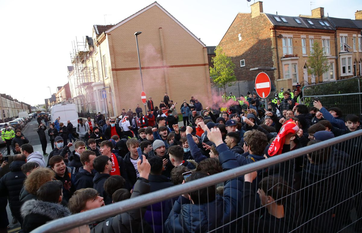Aficionados del Liverpool, en los alrededores de Anfield. Aficionados del Liverpool, en los alrededores de Anfield.