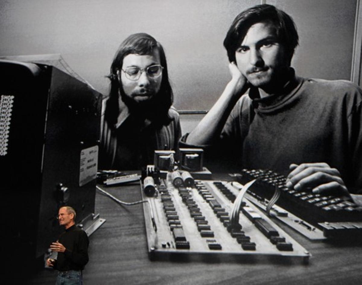 Steve Jobs mostra una de les seves primeres fotos al capdavant d’Apple, amb el cofundador Steve Wozniak.