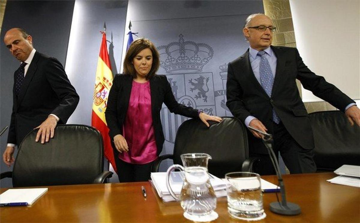 Luis de Guindos (izquierda), Soraya Saenz de Santamaría y Cristóbal Montoro, el pasado viernes. Luis de Guindos (izquierda), Soraya Saenz de Santamaría y Cristóbal Montoro, el pasado viernes.