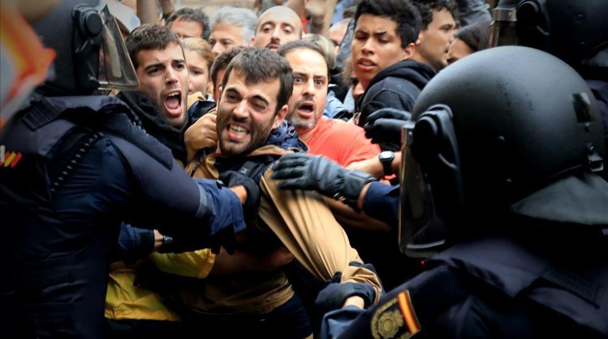 Actuación de la Policía Nacional en la escuela Ramon Llull durante el referendum del 1 de octubre del 2017. Actuación de la Policía Nacional en la escuela Ramon Llull durante el referendum del 1 de octubre del 2017.