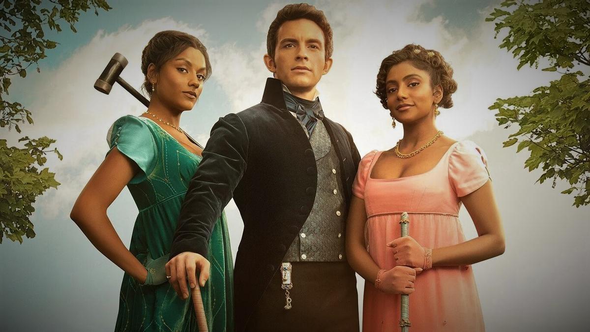 Simone Ashley, Jonathan Bailey y Charithra Chandran, en una imagen promocional de la segunda temporada de ’Los Bridgerton’