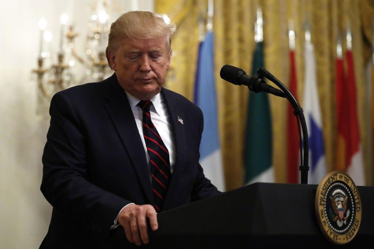 Donald Trump volvió a usar Twitter para dejar sentir su molestia y atacar a sus rivales políticos. Donald Trump volvió a usar Twitter para dejar sentir su molestia y atacar a sus rivales políticos.