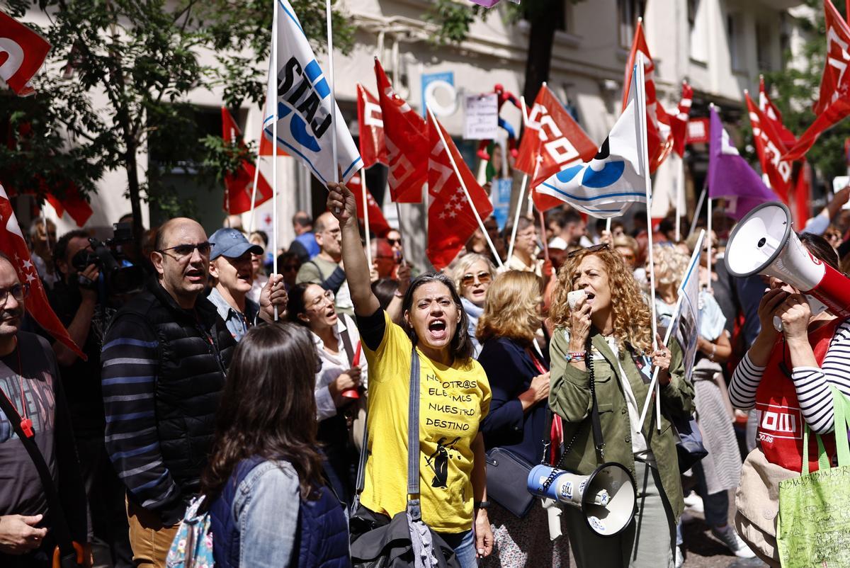 Concentración de funcionarios de Justicia convocada este martes ante la sede del PSOE en Madrid por los sindicatos en el marco de la huelga indefinida que mantienen para reivindicar mejoras retributivas. EFE/Rodrigo Jiménez