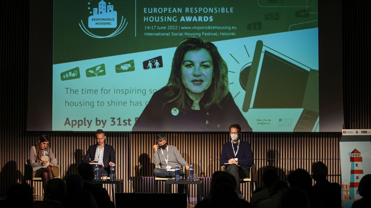 Ian Brossat, Lucia Martín, Florian Schmidt y Bárbara Steenbergen (en la pantalla), en el Fòrum de Vivenda. Ian Brossat, Lucia Martín, Florian Schmidt y Bárbara Steenbergen (en la pantalla), en el Fòrum de Vivenda.