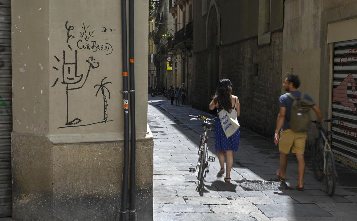 Un grafiti de Javier Mariscal y Cornbread sobre Cobi, en la calle de Flassaders de Ciutat Vella. Un grafiti de Javier Mariscal y Cornbread sobre Cobi, en la calle de Flassaders de Ciutat Vella.