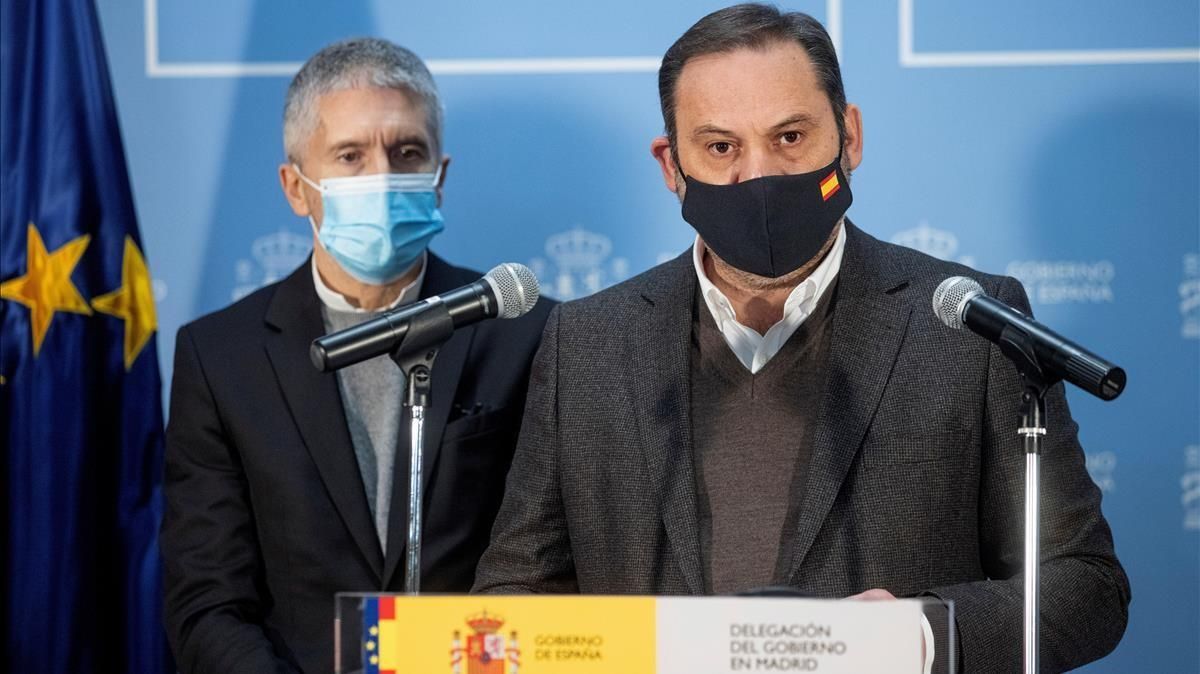 Los ministros Fernando Grande-Marlaska y José Luis Abalos, durante la rueda de prensa. Los ministros Fernando Grande-Marlaska y José Luis Abalos, durante la rueda de prensa.