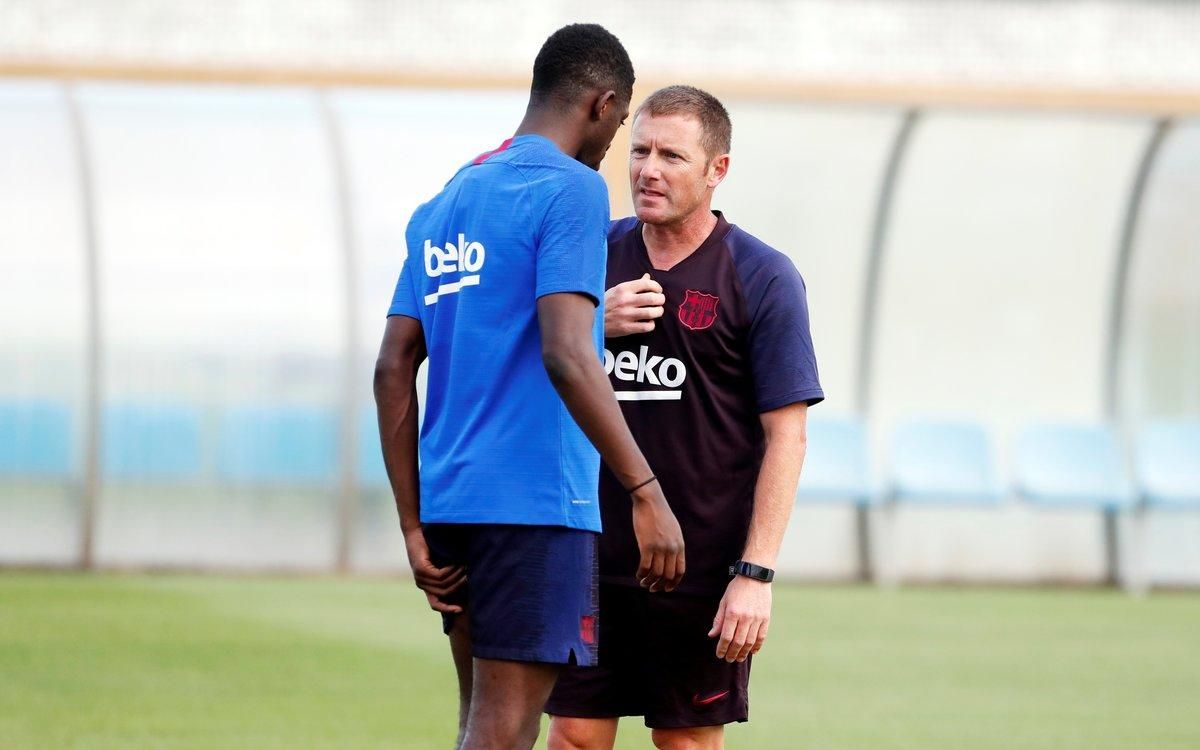 Dembélé habla con José Antonio Pozanco, el preparador físico del Barça. Dembélé habla con José Antonio Pozanco, el preparador físico del Barça.