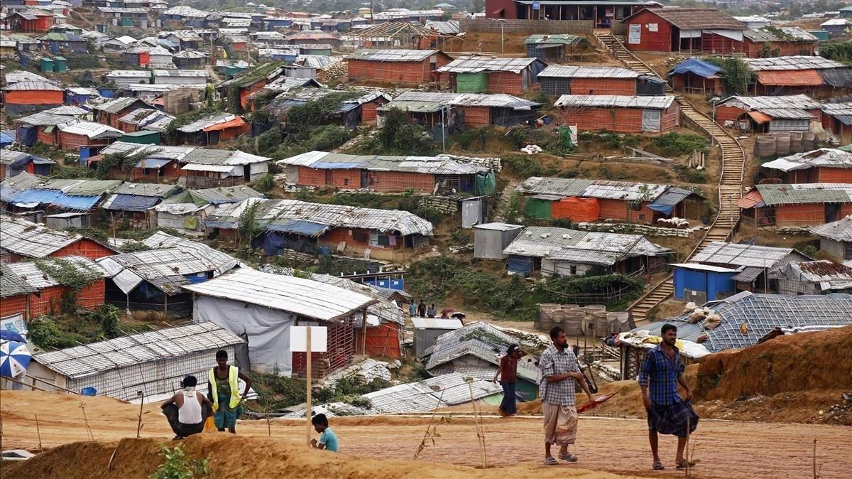 Refugiados rohingyá caminan en el campo de Kutubpalang, en Bangladés. Refugiados rohingyá caminan en el campo de Kutubpalang, en Bangladés.