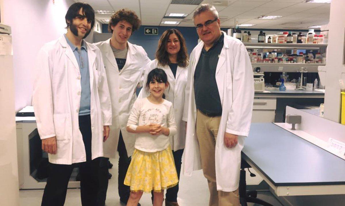 La pequeña malagueña Chloe, con el equipo médico del Hospital Germans Trias i Pujol que la atiende. La pequeña malagueña Chloe, con el equipo médico del Hospital Germans Trias i Pujol que la atiende.