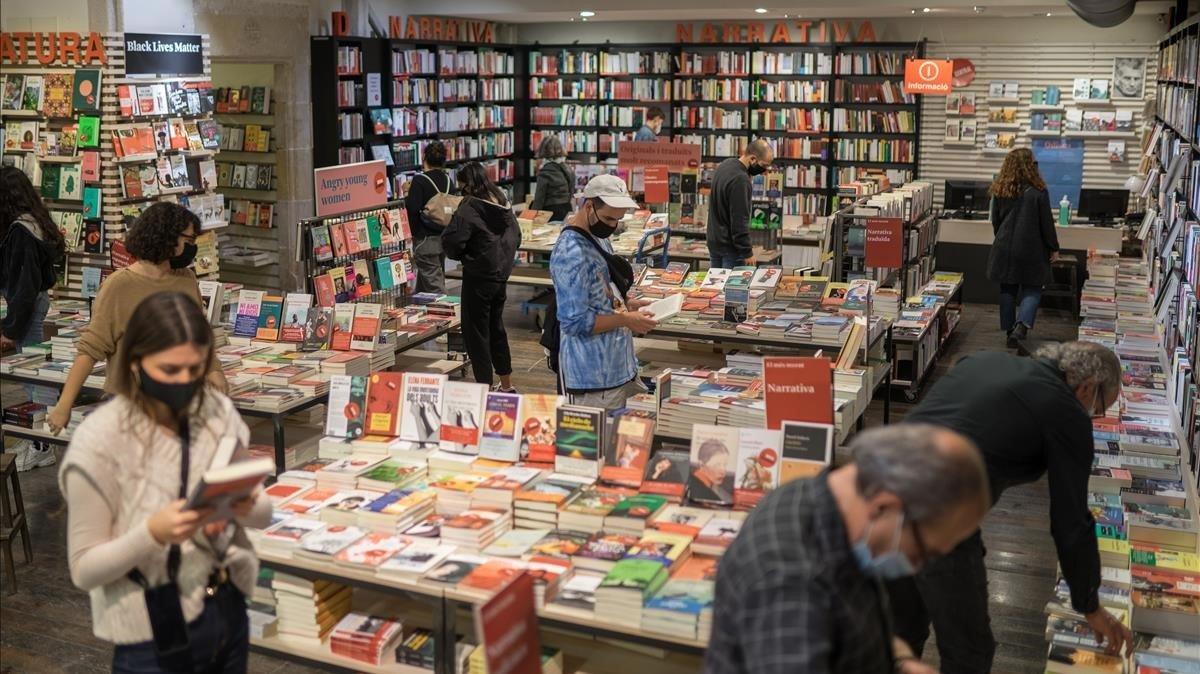 Lectores en la librería La Central del Raval, el pasado sábado, en el primer fin de semana de confinamiento perimetral. 