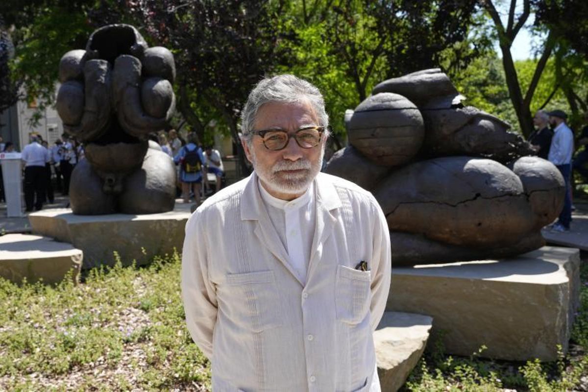 El escultor Jaume Plensa posa, este 29 de mayo de 2022, ante el conjunto escultórico ’L’Escullera’, en su nuevo emplazamiento, después de que en 1999 las tres piezas se dispersaran. El escultor Jaume Plensa posa, este 29 de mayo de 2022, ante el conjunto escultórico ’L’Escullera’, en su nuevo emplazamiento, después de que en 1999 las tres piezas se dispersaran.