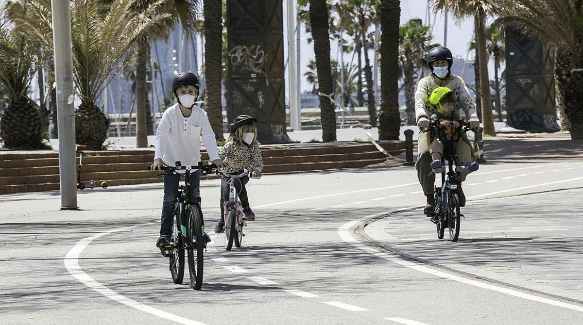 Una familia pasea en bicicleta por la Vila Olímpica, el pasado 28 de abril. Una familia pasea en bicicleta por la Vila Olímpica, el pasado 28 de abril.