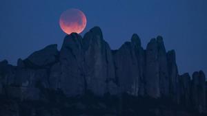 Timelapse del eclipse de Luna sobre Montserrat.