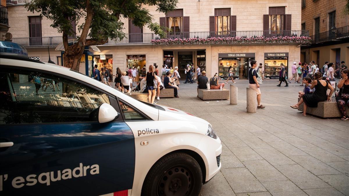 Una patrulla de los Mossos en el distrito de Ciutat Vella en una imagen reciente. 