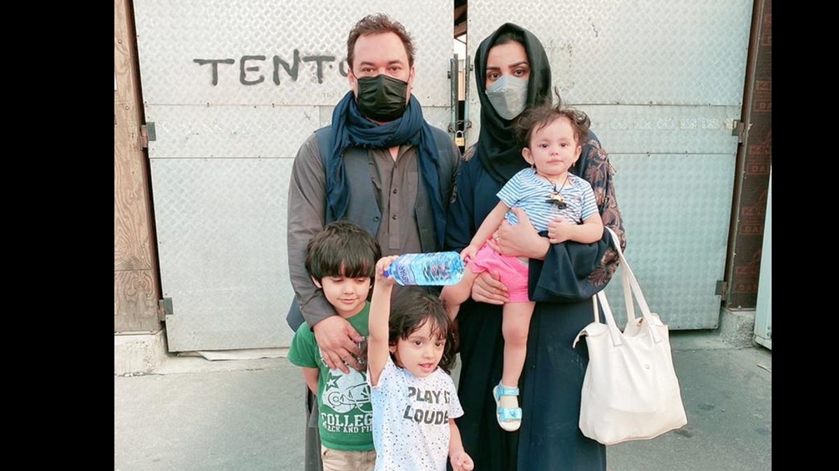 La familia de Nilofar Ayoubi en el aeropuerto de Kabul La familia de Nilofar Ayoubi en el aeropuerto de Kabul
