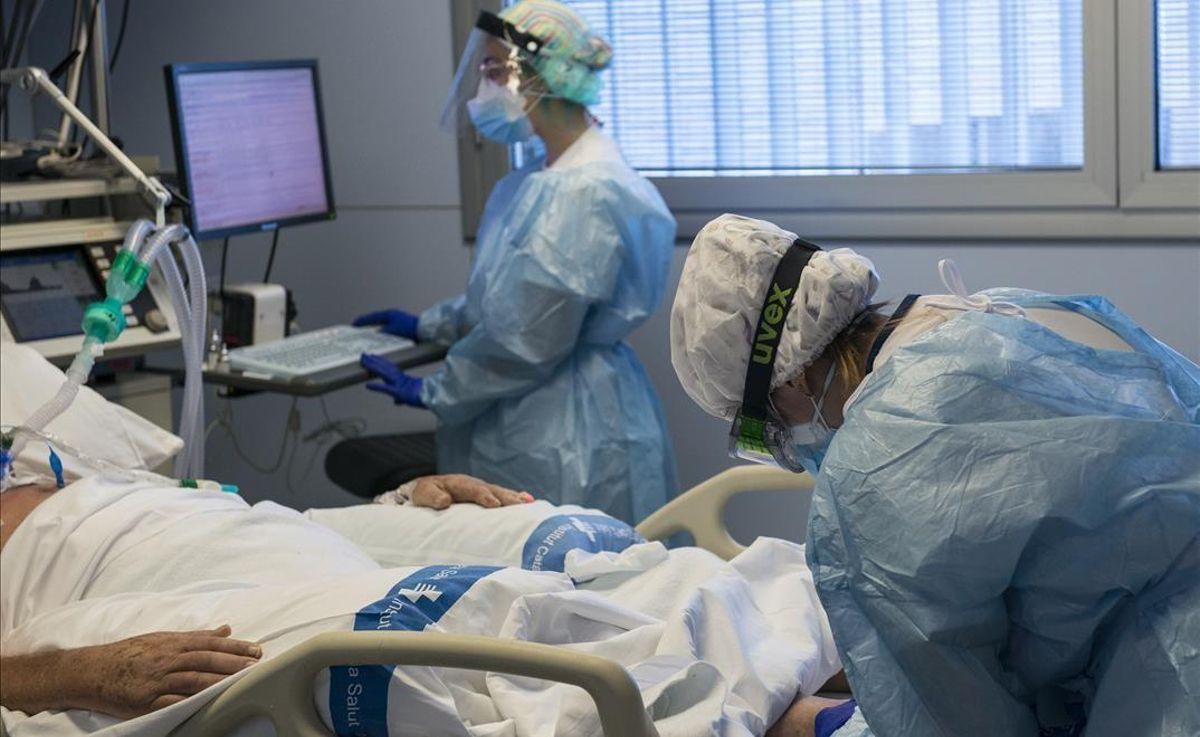 Personal sanitario atiende a un paciente ingresado en la Unidad de Cuidados Intensivos para enfermos de coronavirus del Hospital Josep Trueta de Girona. Personal sanitario atiende a un paciente ingresado en la Unidad de Cuidados Intensivos para enfermos de coronavirus del Hospital Josep Trueta de Girona.