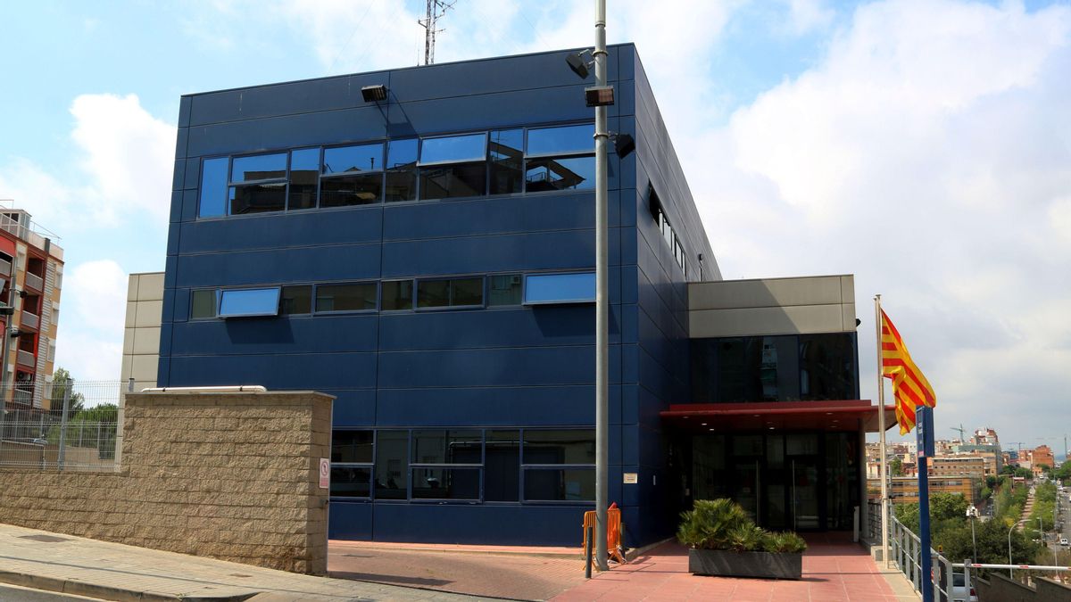 Exterior de la comisaria de los Mossos d’Esquadra en l’Hospitalet de Llobregat. Exterior de la comisaria de los Mossos d’Esquadra en l’Hospitalet de Llobregat.