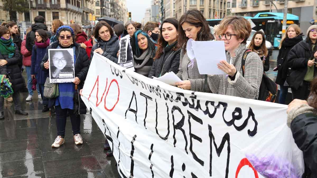 Manifestación de mujeres comunicadoras en la plaza de la Universitat de Barcelona con motivo del 8-M. Manifestación de mujeres comunicadoras en la plaza de la Universitat de Barcelona con motivo del 8-M.