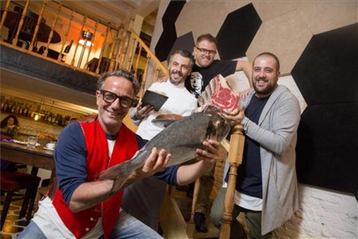 Maurizio de Vei, el cocinero Marco Filipponi, Pablo Rodríguez y Alfredo Rodolfi con los productos que sirven en Bacaro. Foto: Ferran Nadeu