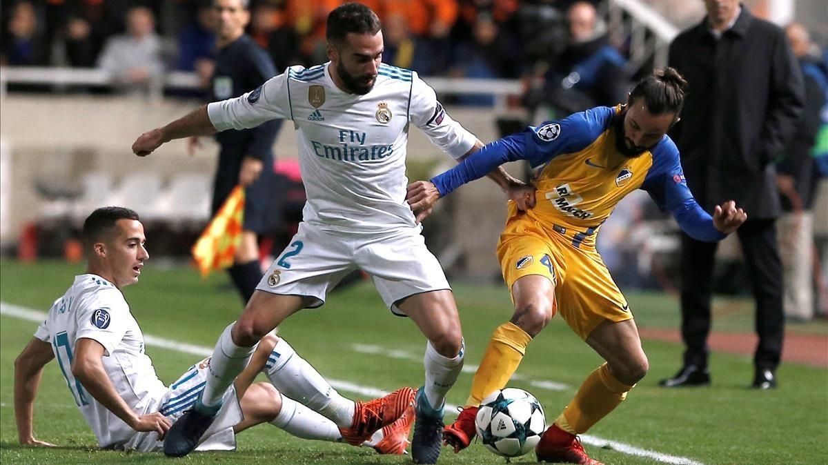 Carvajal, junto a Lucas Vázquez, intenta quitarle el balón a Aloneftis. Carvajal, junto a Lucas Vázquez, intenta quitarle el balón a Aloneftis.
