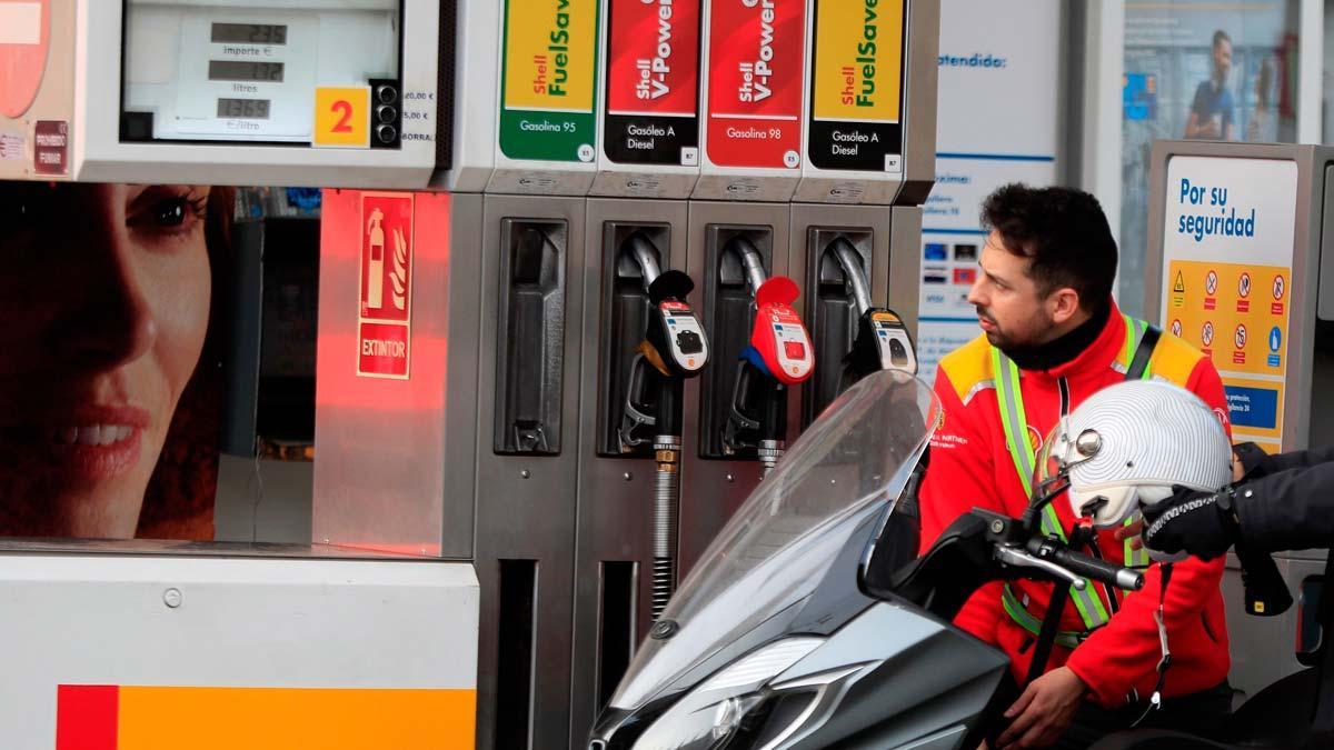 Los carburantes impulsan la inflación al 2,7% en mayo. En la foto, una gasolinera en Madrid.