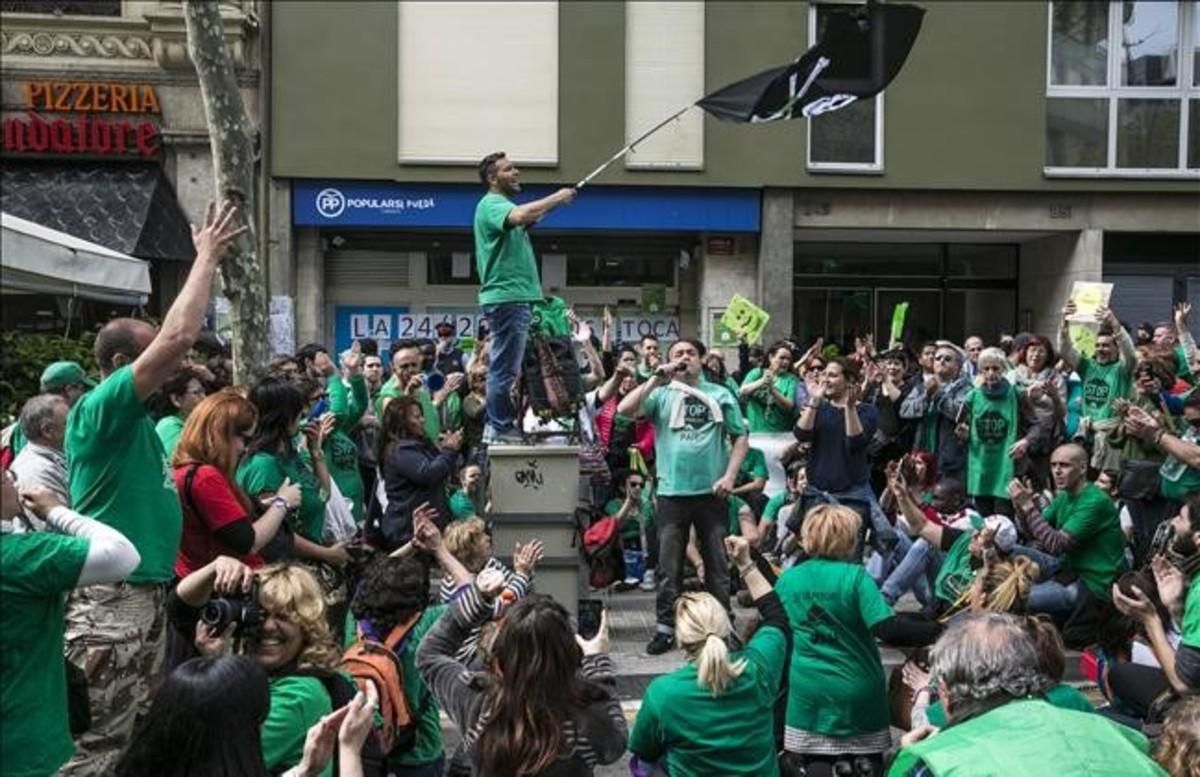 Concentración ante la sede del Partido Popular en Barcelona contra un posible recurso del Gobierno contra la ley catalana de pobreza energética. Concentración ante la sede del Partido Popular en Barcelona contra un posible recurso del Gobierno contra la ley catalana de pobreza energética.