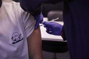 Un joven recibe la tercera dosis de la vacuna contra el covid-19.