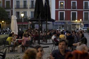 Terrazas por la noche en el barrio de La Latina en Madrid. 