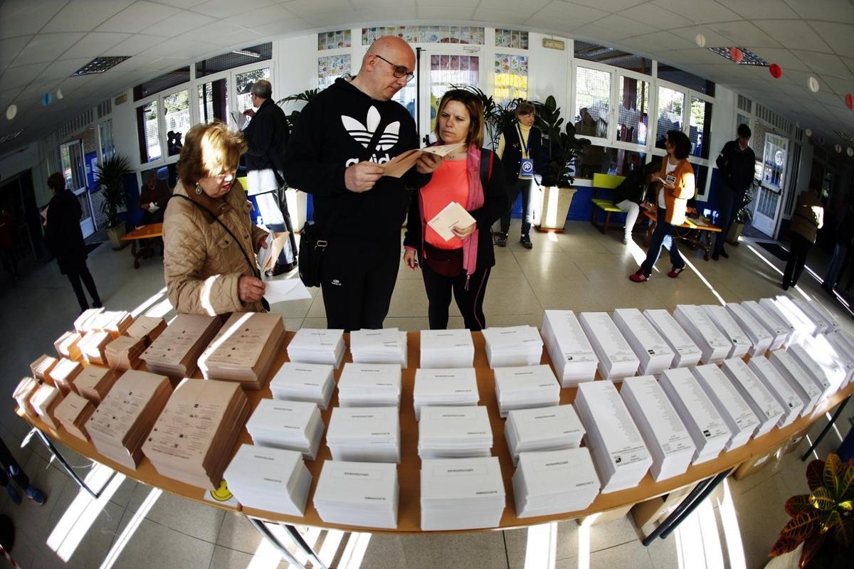 Votantes, en el colegio público Pinar del Rey de Madrid, el pasado 28 de abril.