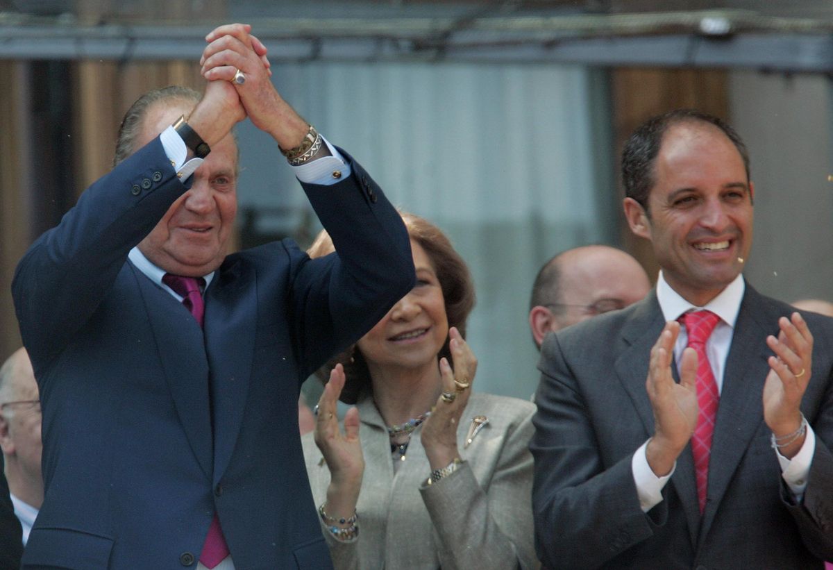 Los reyes Juan Carlos y Sofía y el expresidente valenciano, Francisco Camps, en 2006. Los reyes Juan Carlos y Sofía y el expresidente valenciano, Francisco Camps, en 2006.