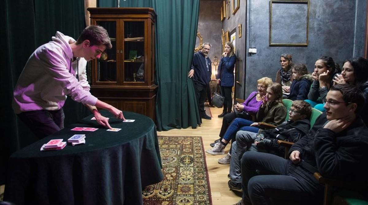 Danil Sanchez, finalista de GOT Talent España, realiza uno de sus trucos de magia en la sede de 3 de Trebol Danil Sanchez, finalista de GOT Talent España, realiza uno de sus trucos de magia en la sede de 3 de Trebol