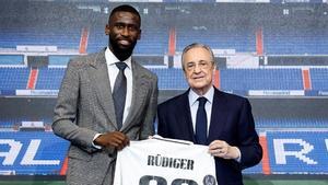 Florentino Pérez posa con Antonio Rudiger, el último fichaje del Real Madrid. 