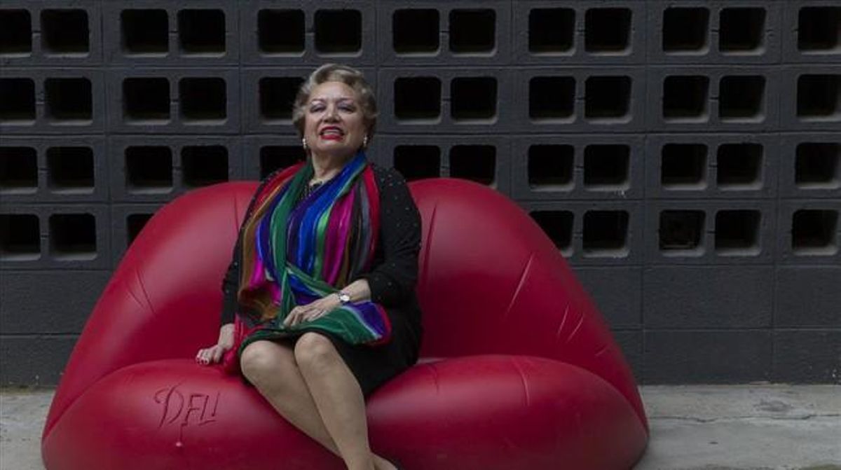 Maruja Garrido, sentada en un sofá muy daliniano. Maruja Garrido, sentada en un sofá muy daliniano.