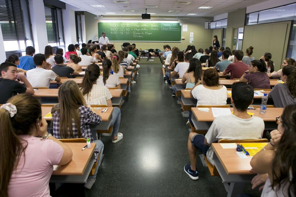 Un grupo de estudiantes en un aula. Un grupo de estudiantes en un aula.