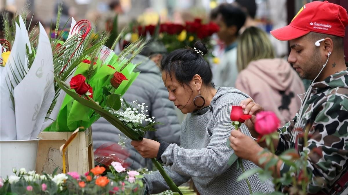 Venta de libros y rosas en la Rambla. Venta de libros y rosas en la Rambla.
