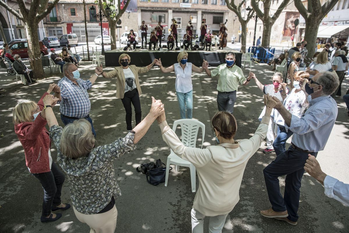 Un grupo bailando sardanas en Berga. Un grupo bailando sardanas en Berga.