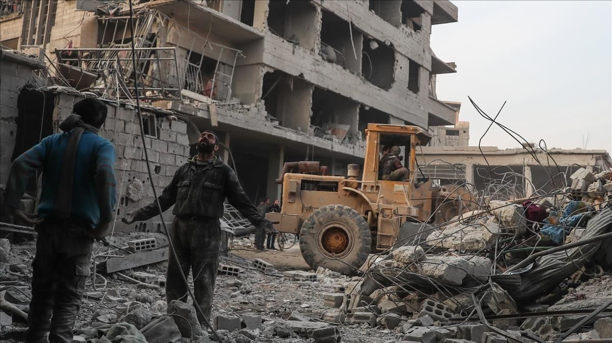 Civiles y voluntarios de la Defensa Civil Siria buscan sobrevivientes tras varios ataques aéreos en la ciudad de Hamoria, en Guta. Civiles y voluntarios de la Defensa Civil Siria buscan sobrevivientes tras varios ataques aéreos en la ciudad de Hamoria, en Guta.