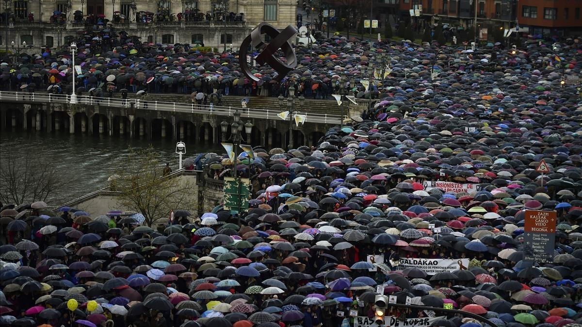Cientos de personas participan en la manifestación de los pensionistas en Bilbao.