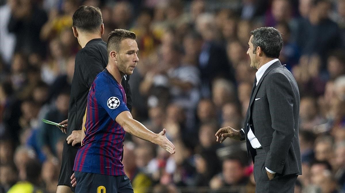 Valverde tiende la mano a Arthur tras relevarlo por Arturo Vidal en el Barça-Inter. Valverde tiende la mano a Arthur tras relevarlo por Arturo Vidal en el Barça-Inter.