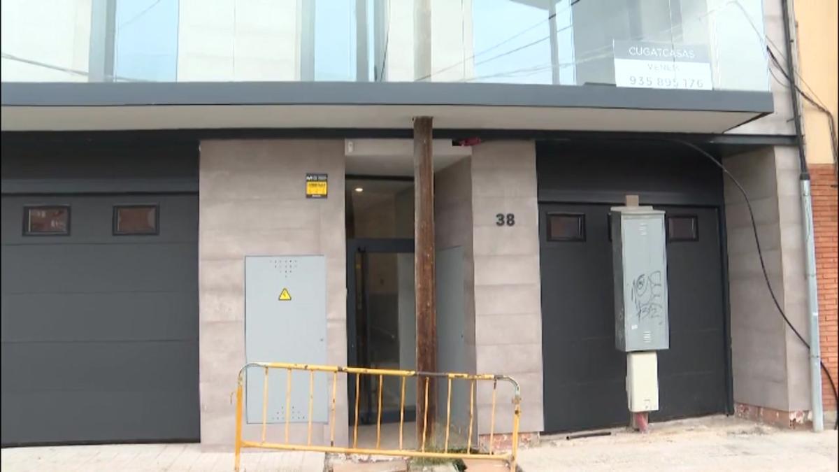 VÍDEO | Un poste de la luz atraviesa el balcón de una casa en Sant Quirze del Vallès