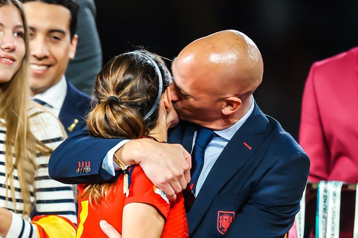 Luis Rubiales besa a Aitana Bonmatí tras la final del Mundial.